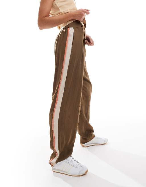 ASOS DESIGN – Elegante Hose in Mokka mit Kontrast-Einsatz