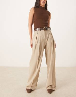 ASOS DESIGN - Elegante Hose in neutraler Farbe mit Gürtel, weitem Bein und Bundfalten