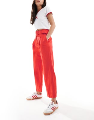 ASOS DESIGN - Elegante Hose in Rot mit Gürtel und Leinenanteil