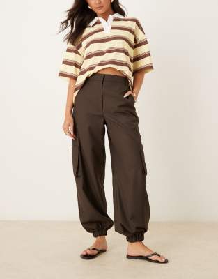 ASOS DESIGN - Elegante Hose in Schokobraun mit geradem Bein, Bündchen und praktischen Taschen