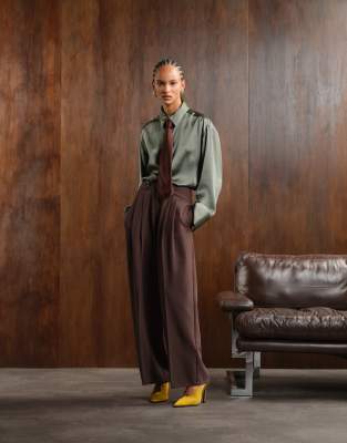 ASOS DESIGN - Elegante Hose in Schokobraun mit tiefem, asymmetrischem Bund und weitem Bein-Brown