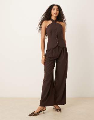 ASOS DESIGN - Elegante Hose in Schokobraun mit weitem Bein und drei Bundfalten, Kombiteil-Brown