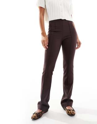 ASOS DESIGN - Elegante Hose in Schokoladenbraun mit Biesen-Brown