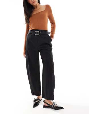 ASOS DESIGN - Elegante Hose in Schwarz gestreift mit Laschen-Detail-Bunt