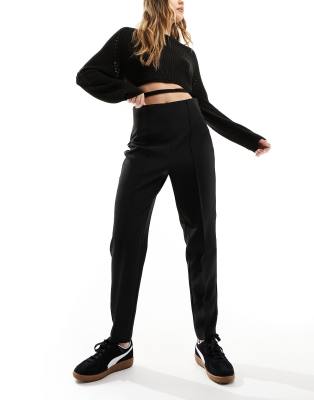 ASOS DESIGN - Elegante Hose in Schwarz mit hohem Bund und Nahtdetail