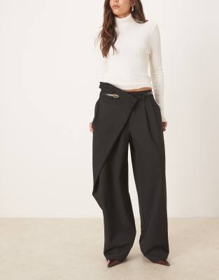 ASOS DESIGN - Elegante Hose in Schwarz mit weitem Bein, Gürtel und Wickeldesign
