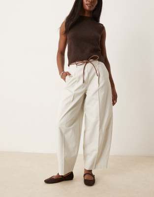 ASOS DESIGN - Elegante Hose in Steingrau mit Faltendetail und extremer Karottenpassform-Neutral