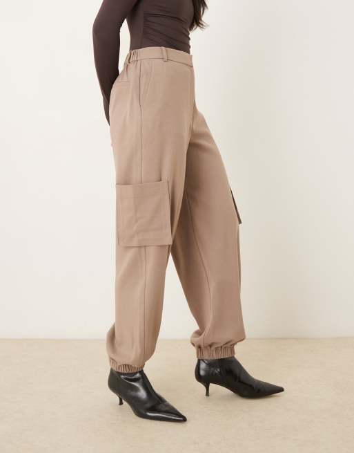 ASOS DESIGN – Elegante Hose in Taupe mit geradem Bein, Bündchen und praktischen Taschen, 2 von 5