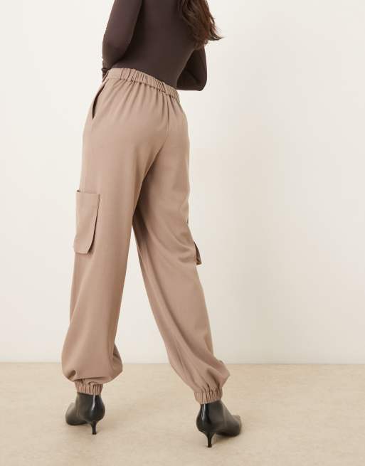 ASOS DESIGN – Elegante Hose in Taupe mit geradem Bein, Bündchen und praktischen Taschen, 3 von 5