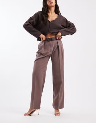 ASOS DESIGN - Elegante Hose in Taupe mit hohem Bund, Gürtel und geradem Bein-Brown