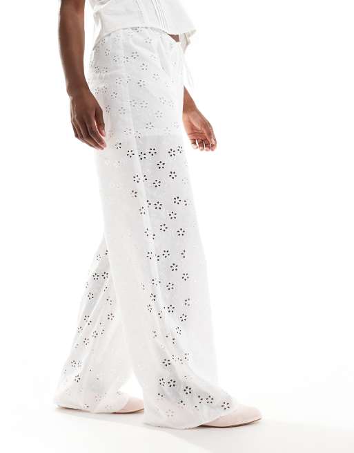 ASOS DESIGN – Elegante Hose in Weiß mit weitem Bein und Lochstickerei, 4 von 5