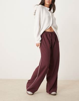 ASOS DESIGN - Elegante Hose mit weitem Bein und seitlichem Kontraststreifen-Lila