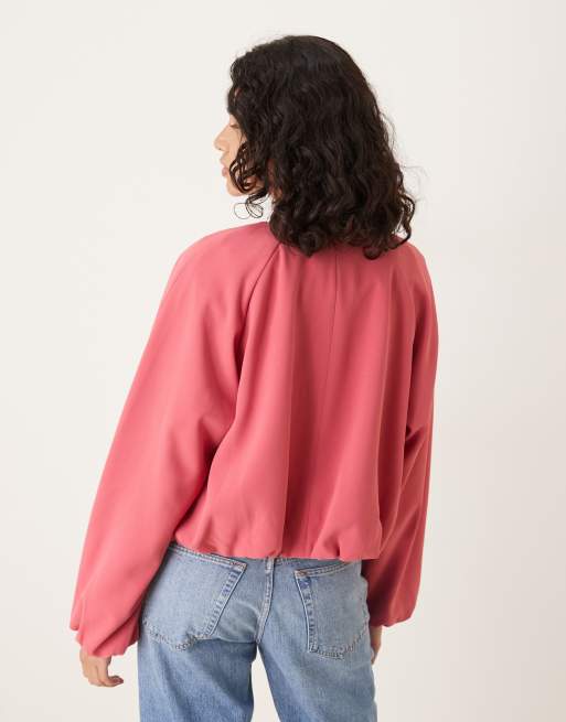 ASOS DESIGN – Elegante Jacke in Beerenrot mit goldfarbenen Knöpfen und Ballonsaum, 4 von 4
