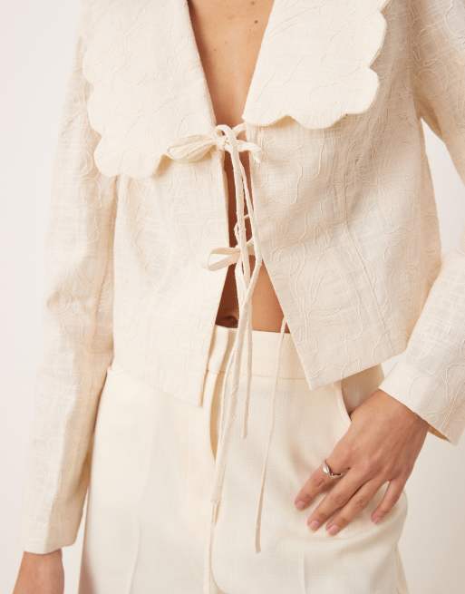 ASOS DESIGN – Elegante Jacke in Buttermilch mit Muschelkanten-Kragen und Bindedetail vorn, 2 von 4