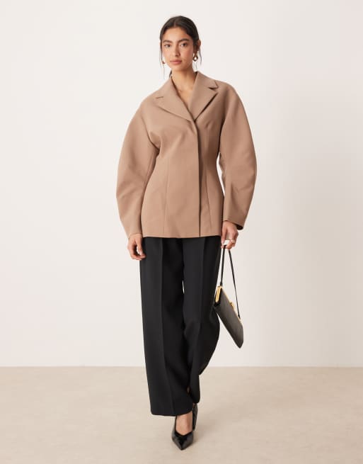 ASOS DESIGN – Elegante Jacke in Mokka mit Kragen und betonter Taille, 3 von 4