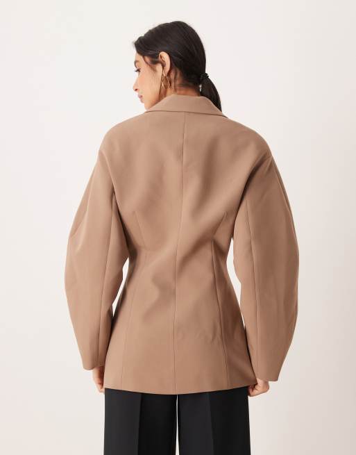 ASOS DESIGN – Elegante Jacke in Mokka mit Kragen und betonter Taille, 4 von 4