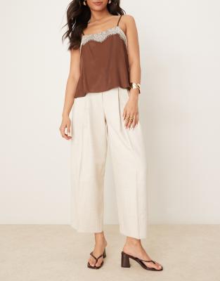 ASOS DESIGN - Elegante knöchellange Hose in Beige mit weitem Bein, Zierfalten und Fischgätmuster-Neutral