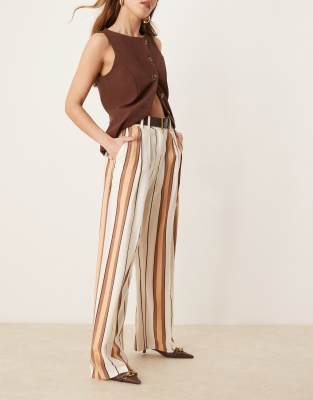 ASOS DESIGN - Elegante, knöchellange Hose mit Relaxed-Fit, Kunstledergürtel und hellbraunen Streifen-Bunt