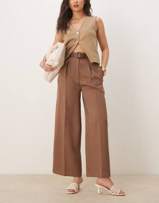 ASOS DESIGN – Elegante, knöchellange Hose in Mokka mit Kunstledergürtel - view 1