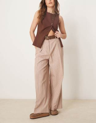 ASOS DESIGN - Elegante, knöchellange Relaxed-Fit-Hose in gestreiftem Mokka mit Kunstledergürtel-Rosa