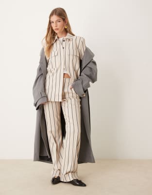 ASOS DESIGN - Elegante, locker geschnittene Hose in Ecru gestreift, Kombiteil-Bunt