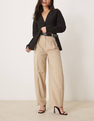 ASOS DESIGN - Elegante, locker geschnittene Hose in Steinbeige mit Gürtel aus Kunstleder-Neutral