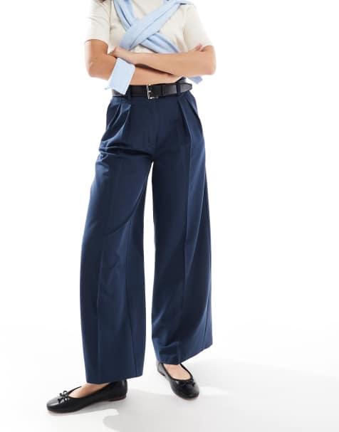 ASOS DESIGN – Elegante, lockere Hose in Marineblau mit Gürtel aus Kunstleder und verkürztem Schnitt - view 1