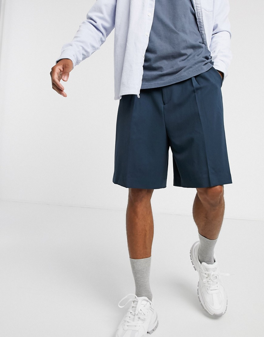 ASOS DESIGN - elegante midt længde shorts i marineblå Med plisseringer