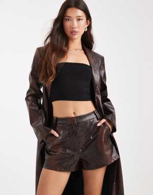 ASOS DESIGN - Elegante Mikro-Shorts aus Kunstleder in Braun mit Schlangenhautmuster, Kombiteil-Brown