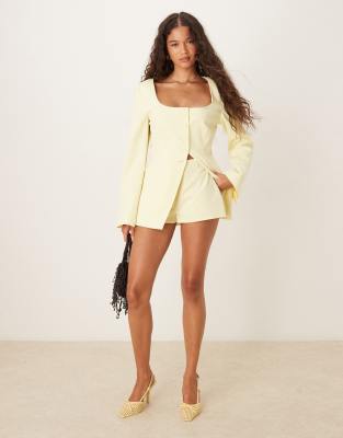 ASOS DESIGN – Elegante Mikro-Shorts in Zitronengelb - view 1