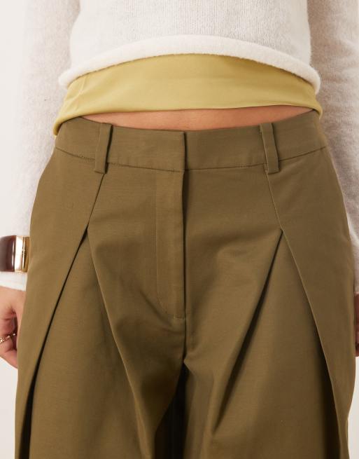 ASOS DESIGN – Elegante, niedrig sitzende Hose in Olivgrün mit tiefen Bundfalten, 2 von 5