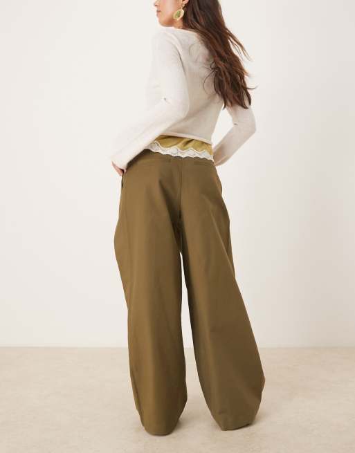 ASOS DESIGN – Elegante, niedrig sitzende Hose in Olivgrün mit tiefen Bundfalten, 3 von 5