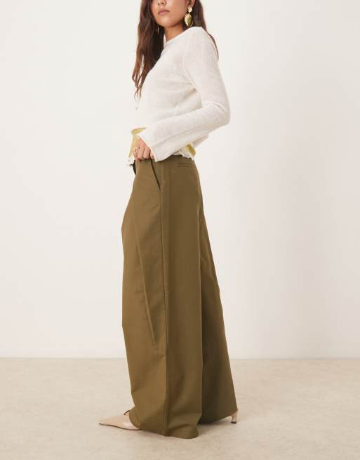 ASOS DESIGN – Elegante, niedrig sitzende Hose in Olivgrün mit tiefen Bundfalten, 5 von 5