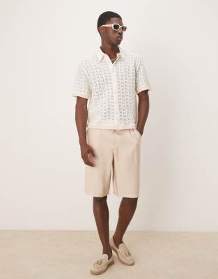 Elegante Oversize-Bermudashorts in neutralem Farbton mit Gürtel Neutral 46