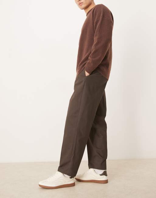 ASOS DESIGN – Elegante Oversize-Hose in Braun aus 100% Baumwolle mit zulaufendem Bein, Bundfalte und elastischer Taille, 2 von 5