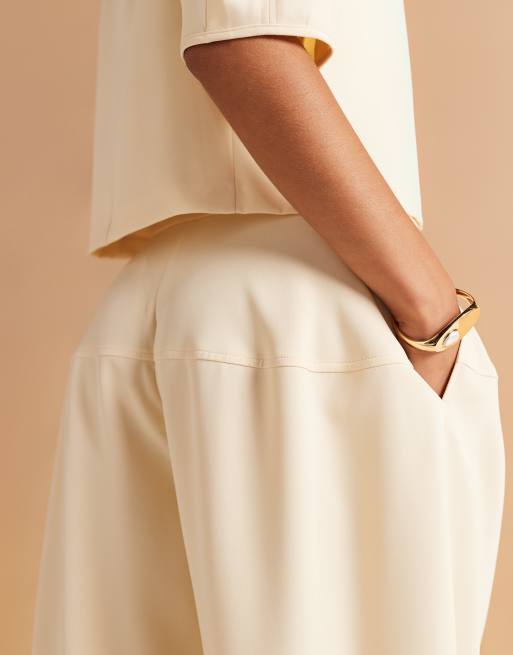 ASOS DESIGN – Elegante Oversize-Hose in Buttermilchgelb mit weitem Beinschnitt und Bahnendesign, Kombiteil, 4 von 5