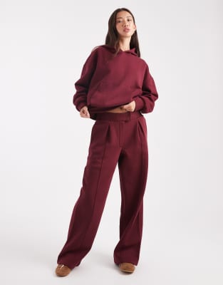 ASOS DESIGN - Elegante Oversize-Jogginghose in Burgunderrot mit Nahtdetail und gebürstetem Design