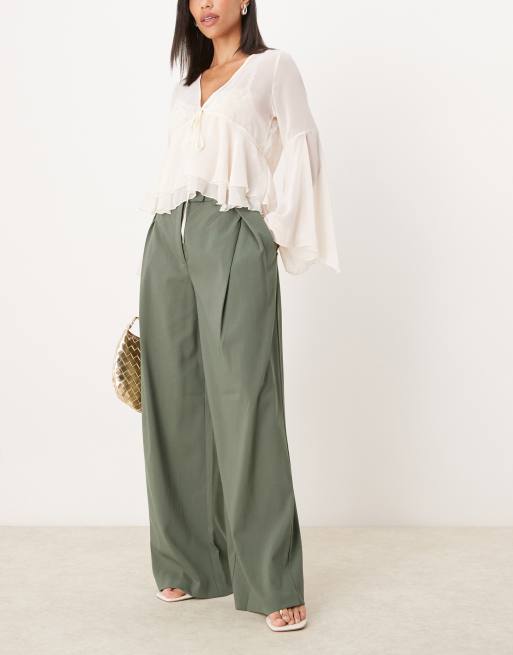 ASOS DESIGN - Elegante pantalon met wijde pijpen, omslag en plooien in kakigroen