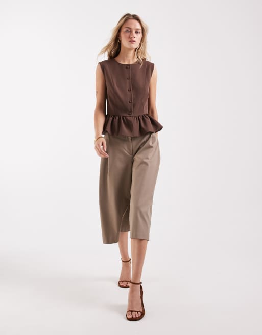 ASOS DESIGN - Elegante peplum top met knoopsluiting in mokka, 2 van 4