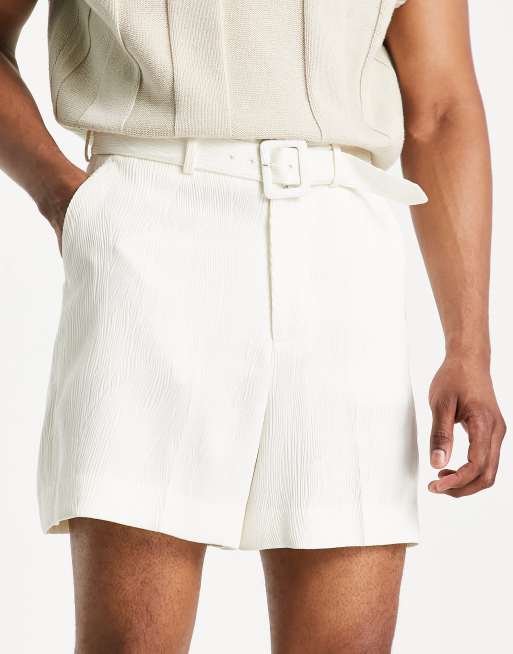ASOS DESIGN – Elegante, plissierte Bermudashorts mit kurzem Schnitt in Weiß