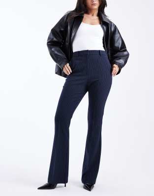 ASOS DESIGN - Elegante Relaxed-Fit-Hose in Marineblau mit Nadelstreifen und ausgestelltem Bein