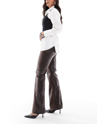 ASOS DESIGN - Elegante, schlichte Schlaghose aus Kunstleder mit Schlangenmuster in Braun-Brown