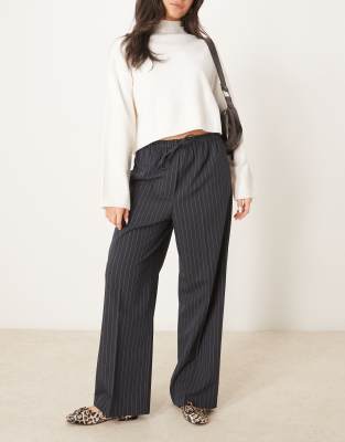 ASOS DESIGN - Elegante Schlupfhose in Marineblau mit Streifen-Bunt