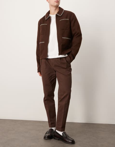 ASOS DESIGN – Elegante, schmal zulaufende Chinohose aus Baumwolle in Braun mit Bundfalten - view 1