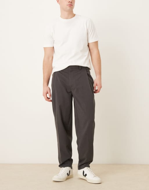 ASOS DESIGN – Elegante, schmal zulaufende Flanellhose in Anthrazit mit Bundfalten und Oversize-Passform, 2 von 5