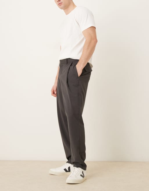 ASOS DESIGN – Elegante, schmal zulaufende Flanellhose in Anthrazit mit Bundfalten und Oversize-Passform, 3 von 5