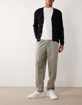 Elegante, schmal zulaufende Hose in Salbeigrün mit lockerer Passform und Bundfalten Grün 46 Short
