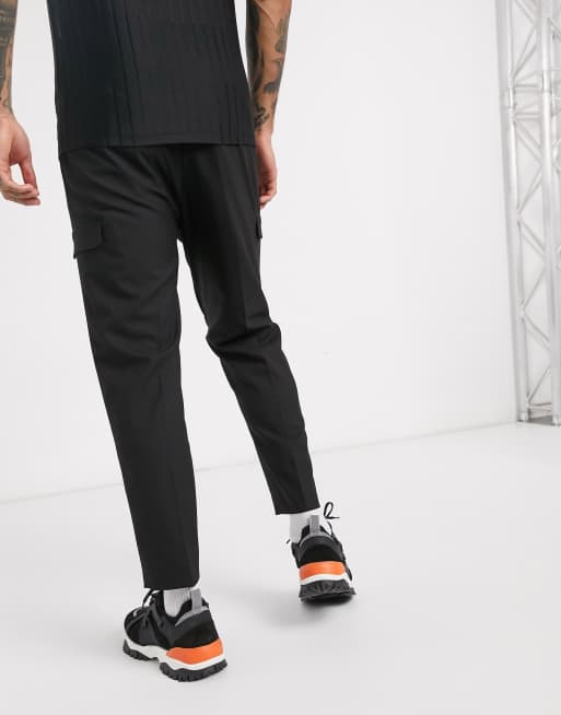 ASOS DESIGN – Elegante, schmal zulaufende Hose mit Cargo-Taschen und elastischem Bund, in Schwarz, 2 von 4