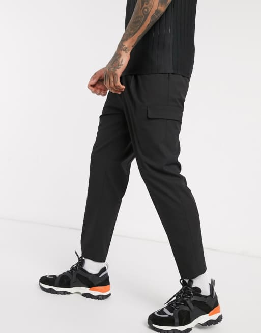 ASOS DESIGN – Elegante, schmal zulaufende Hose mit Cargo-Taschen und elastischem Bund, in Schwarz, 4 von 4