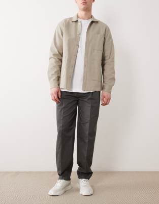Elegante, schmal zulaufende Oversize-Chinohose in Anthrazit mit hohem Baumwollanteil und Bundfalten-Grau Grau 48 Short